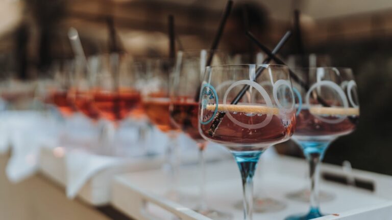 Cocktailbar mieten: Mobile Bar, Barkeeper und Getränkekalkulation