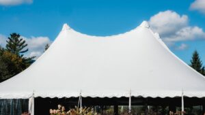 Partyzelt mieten: Größe, Aufbau und Nebenkosten richtig kalkulieren